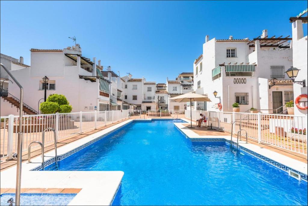 Apartamento Primera Linea De Playa Манилва Екстериор снимка