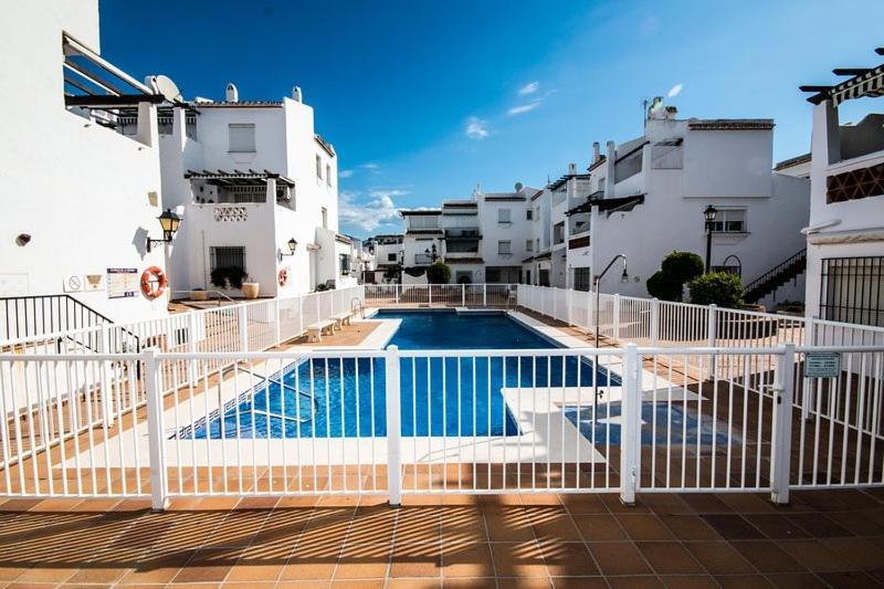 Apartamento Primera Linea De Playa Манилва Екстериор снимка